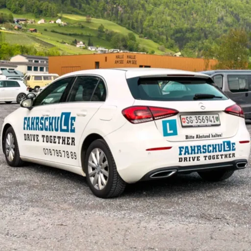 Drive Together Fahrschule Mercedes Auto von Hinten